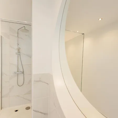 Large 4 Bedroom Near Bastille Appartamento