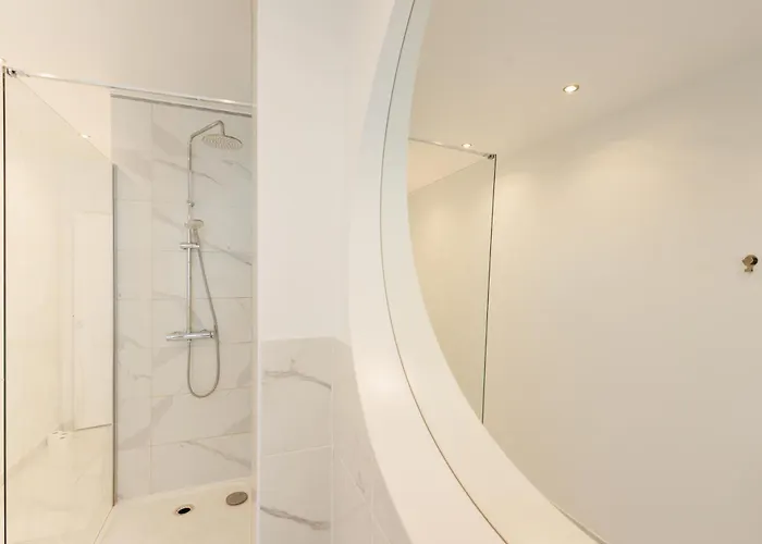 Large 4 Bedroom Near Bastille Appartamento