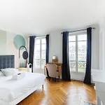 Large 4 Bedroom Near Bastille Париж