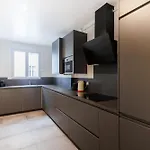 Large 4 Bedroom Near Bastille Париж