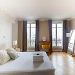 Апартаменты Large 4 Bedroom Near Bastille Париж