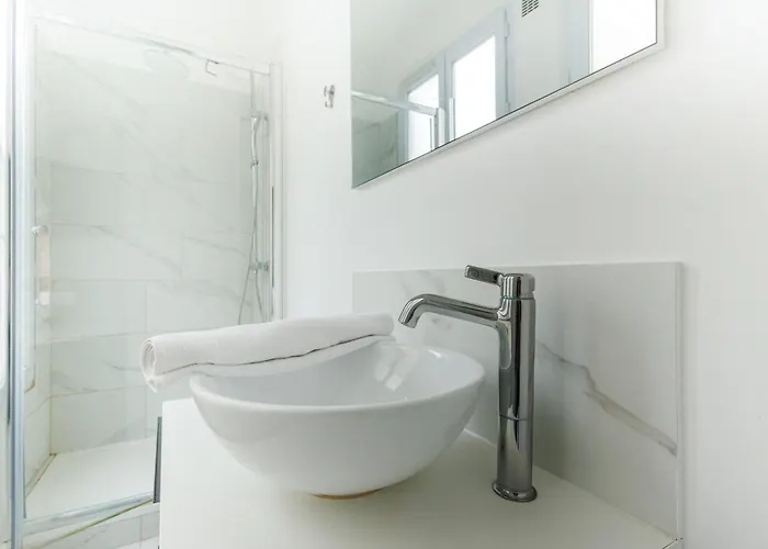 Large 4 Bedroom Near Bastille *