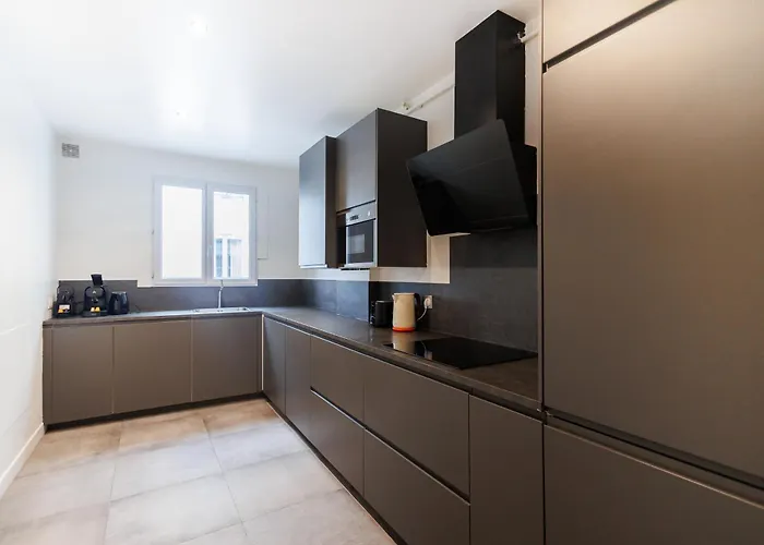Large 4 Bedroom Near Bastille Παρίσι