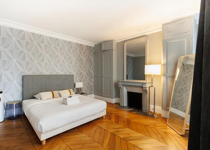 Large 4 Bedroom Near Bastille Παρίσι